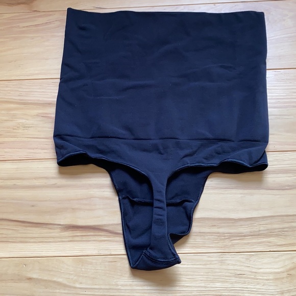 SKIMS CORE CONTROL THONG - Picture 3 of 4